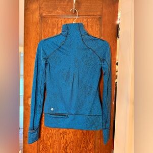 Lululemon Half-Zip Top with back pocket and Cuffin sleeves SIZE 2